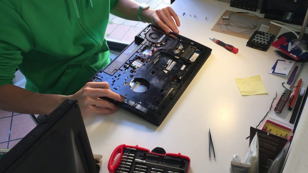 LAPTOP SCREEN REPLACEMENT 10 maxresdefault